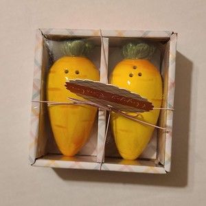 CARROT SALT & PEPPER SHAKERS